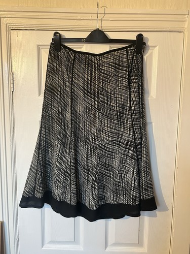 Black cream grid print - black,